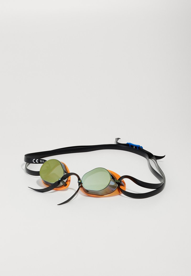 Gafas de natación con lentes tintados en verde, copas oculares de silicona naranjas y una correa ajustable negra con un acento azul.