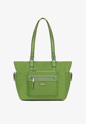 Groene draagtas met dubbele handvatten, voorvak met ritssluiting, zijvakken en metalen merkembleem, ontworpen voor dagelijks gebruik.