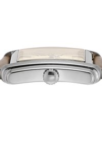 Montre argentée avec un boîtier courbé, un cadran texturé de couleur claire et une couronne à 3 heures ; équipée d'un bracelet en cuir beige.
