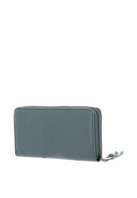 Portefeuille rectangulaire en cuir bleu avec fermeture à glissière sur tout le tour et tirette en tissu sur fond blanc.