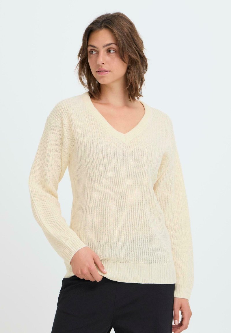 Cremfarbener Strickpullover mit V-Ausschnitt, langen Ärmeln und gerippten Bündchen, mit einer strukturierten Stoffqualität und lässiger Passform.