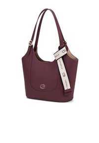 Borsa tote in pelle borgogna con finitura liscia, caratterizzata da un dettaglio del logo dorato e una tracolla in tessuto con il testo "CHRISBELLA".