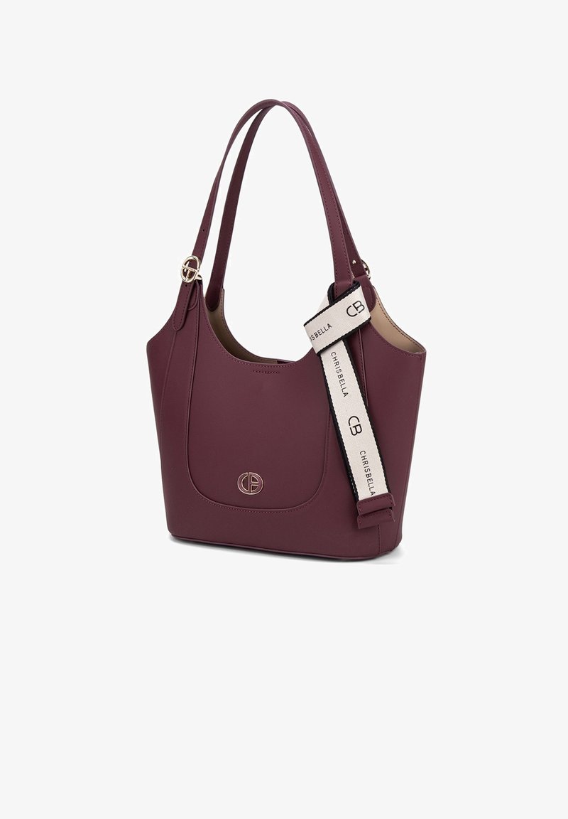 Borsa tote in pelle borgogna con finitura liscia, caratterizzata da un dettaglio del logo dorato e una tracolla in tessuto con il testo "CHRISBELLA".