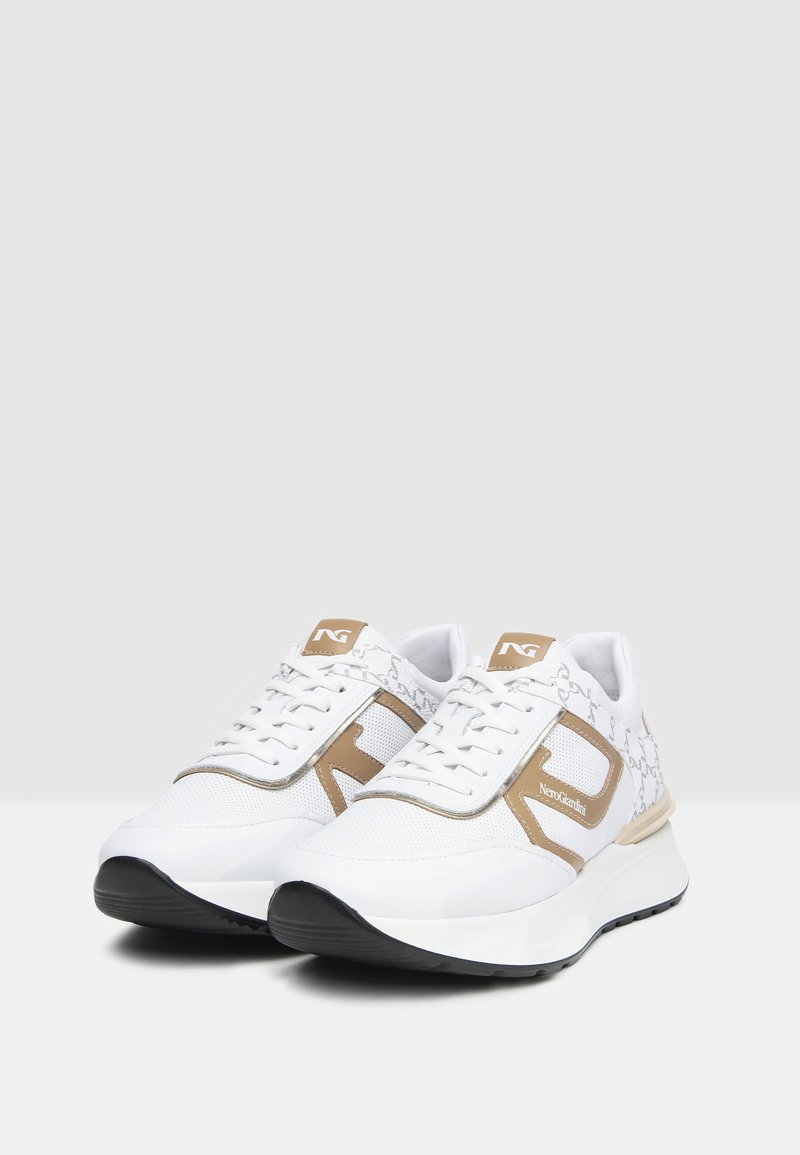 Scarpe da ginnastica bianche realizzate in materiali mesh e pelle, con un accento beige e logo, punta arrotondata e suola in gomma testurizzata.