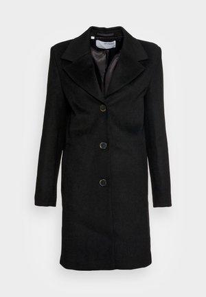 Cappotto nero in misto lana con vestibilità su misura, colletto a punte, chiusura a cinque bottoni e maniche lunghe. Presenta una fodera interna liscia.