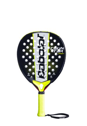 Sort og gul padelracket med en perforeret overflade, fremtrædende logo fra mærket, tekstureret greb og en håndledsrem.