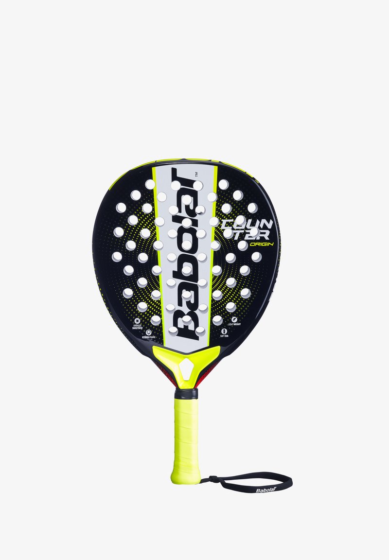 Sort og gul padelracket med en perforeret overflade, fremtrædende logo fra mærket, tekstureret greb og en håndledsrem.