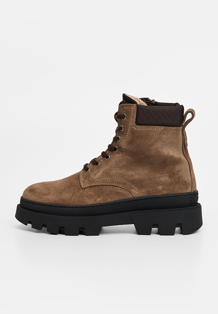 Botines con cordones