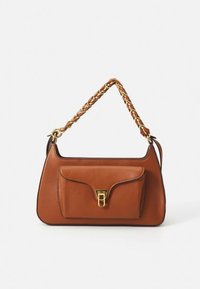 Bruine leren handtas met een gevlochten band en gouden beslag. Voorzien van een voorvak met een gesp als sluiting en een gestructureerd oppervlak.