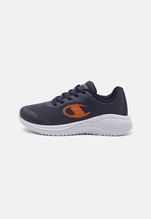 Baskets de sport navy avec tige en tissu texturé, semelle en caoutchouc blanche et détails de logo orange. Elles présentent un bout rond et un design à lacets.