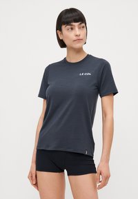 Short-sleeve dark grey t-shirt made of soft fabric with a round neckline and a small "LE COL" logo on the left chest. Minimalist design.
