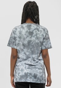 Paradiso Clothing TWENTY ONE PILOTS TORCH BEARERS DIP DYE WASH - Print T-shirt - grey