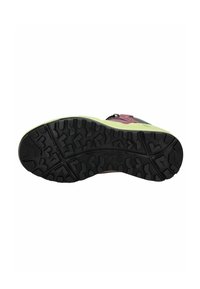 Suela de un zapato con una suela de goma negra resistente, que presenta surcos profundos y un borde verde vibrante, diseñada para ofrecer tracción y soporte.