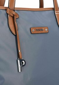 Borsa a spalla grigia con accenti e cuciture in pelle marrone. Presenta un logo "P" argentato e una texture liscia. Inclusi anche spallacci regolabili.