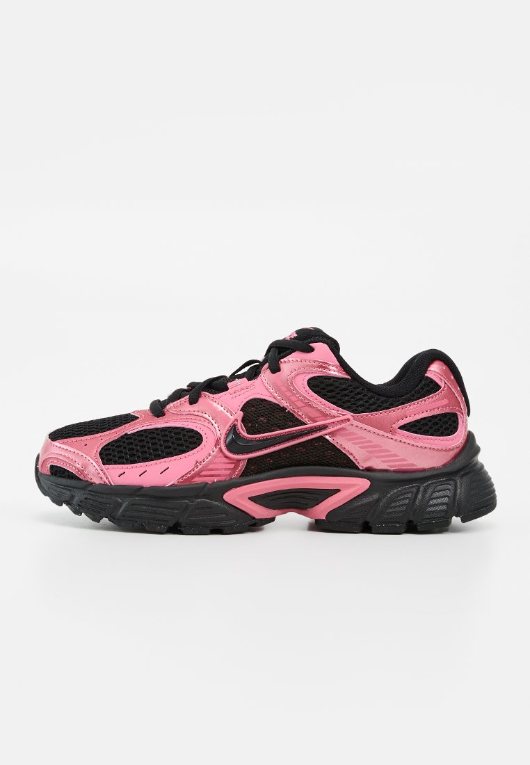 Chaussure de sport noire et rose avec tissu en mesh, surpiqûres synthétiques, lacets et semelle épaisse texturée sur fond blanc.