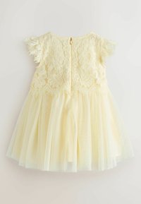 Kleit pitskade pitsikollase kehaga, millel on lillemustrid, lühikesed frillidega varrukad ja tülliseelik, tagatud seljalt tõmblukuga.