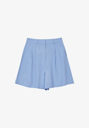 Shorts plissés bleu clair en tissu doux, avec une taille haute, des poches latérales et une coupe décontractée. Conception à l'avant plat.
