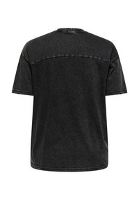 Czarny, wyblakły t-shirt z krótkim rękawem, z podwójnymi szwami i okrągłym dekoltem, przedstawiony z tyłu na białym tle.