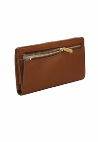 Portefeuille en cuir marron avec une poche zippée, texture lisse, design plat et étiquette de marque embossée. Les accents comprennent des éléments en métal doré.