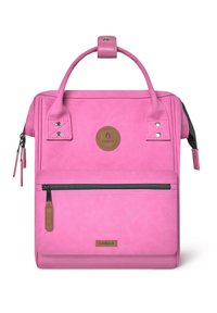 Rosa synthetisches Leder-Rucksack mit einem oberen Griff, einem Reißverschlussfach, einem Logo-Patch und kontrastierenden Nähten. Verfügt über ein strukturiertes Design.