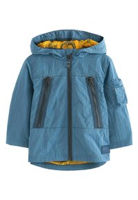 Blauwe lichtgewicht jas met een capuchon, twee voorzakken met rits en een gestructureerde gele voering met een patroon. Bevat een zijzak.