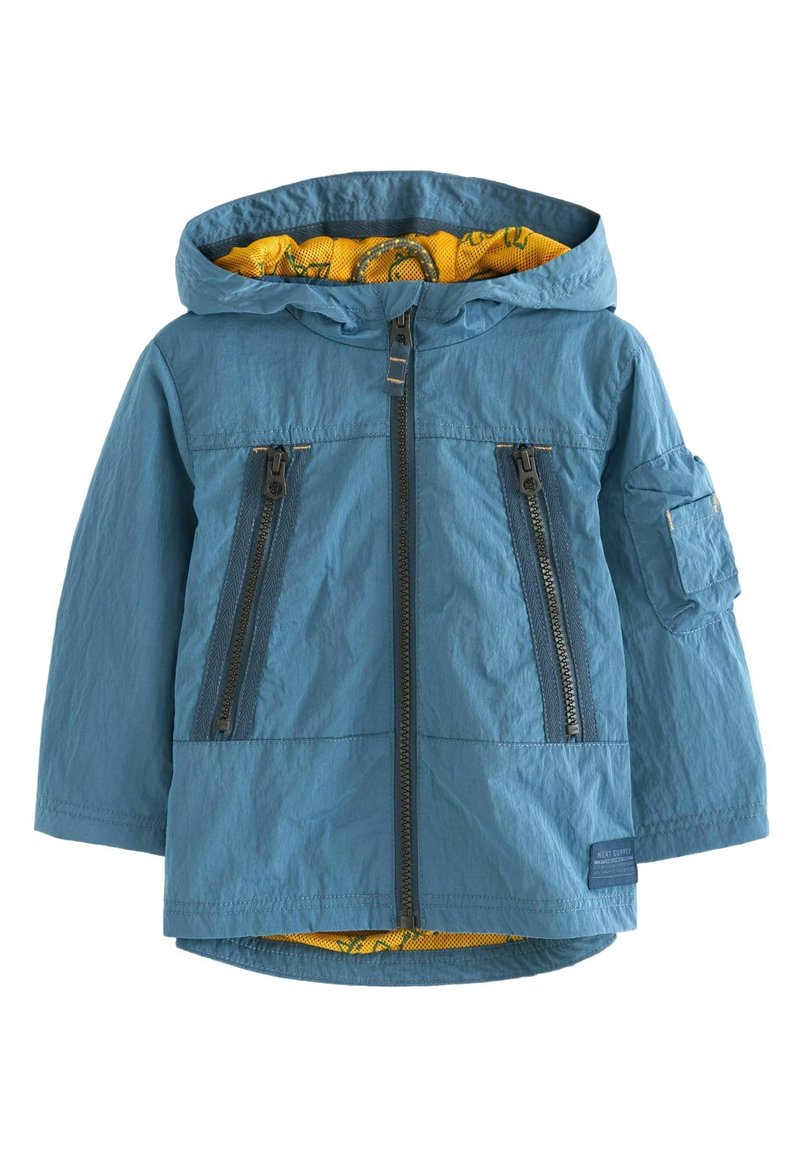 Blauwe lichtgewicht jas met een capuchon, twee voorzakken met rits en een gestructureerde gele voering met een patroon. Bevat een zijzak.