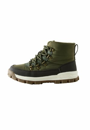 Zielone, ocieplane buty trekkingowe w kolorze oliwkowym z czarno-białą podeszwą, metalowymi oczkami, grubymi sznurowadłami i pętlą z tyłu ułatwiającą zakładanie.