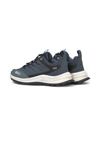 Blaue und graue Sportschuhe verfügen über ein strukturiertes Obermaterial, eine strapazierfähige Gummisohle und elastische Schnürsenkel mit einer verstärkten Ferse für Stabilität.