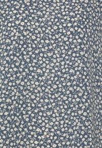 ONLY Tall ONLVIC - T-shirt estampada - blue mirage