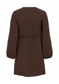 Robe marron à manches longues avec poignets élastiqués et fine ceinture à la taille, vue de dos sur un fond blanc.