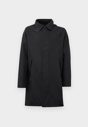 Abrigo negro impermeable con cuello, mangas largas, bolsillos laterales y corte recto. Textura suave, diseño minimalista.