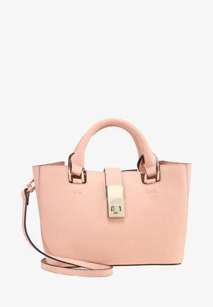 Sac à main en cuir rose avec une forme structurée, doté de deux poignées supérieures et d'une bandoulière amovible. Détail de fermoir en ton doré.