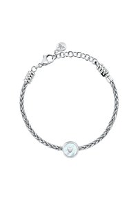 Bracciale in argento con design a catena intrecciata e una pietra centrale rotonda iridescente con un piccolo cuore al centro. Chiusura a scatto.
