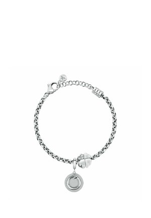 Braccialetto a catena in argento con ciondolo quadrifoglio e ciondolo circolare con dettaglio serpente, chiusura con moschettone.