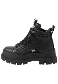 Schwarze Leder-Stiefeletten mit strukturiertem Finish, gepolstertem Kragen, robuster Gummisohle und auffälligem Schnürdesign mit Logo-Details.