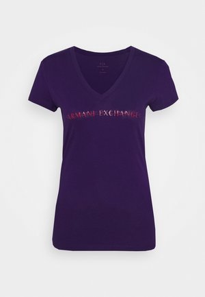 Ciemnofioletowy t-shirt z dekoltem w serek i krótkimi rękawami, z napisem "ARMANI EXCHANGE" w odblaskowej czerwieni i bieli na wysokości klatki piersiowej.