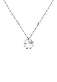 Collana d'argento con un pendente a forma di trifoglio, caratterizzato da un accento a forma di cuore adornato con piccole pietre trasparenti e una finitura lucida e liscia.