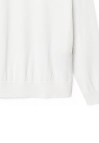 Witte sweater met lange mouwen en geribde boorden en tailleband, getoond van de taille naar beneden op een witte achtergrond.