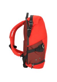 Zaino rosso con design imbottito e sagomato, dettagli in rete, spallacci regolabili e una tasca laterale con zip. Materiale resistente e componenti sicuri.