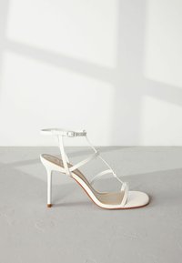Next SIGNATURE STRAPPY  REGULAR FIT - Korolliset sandaalit - white