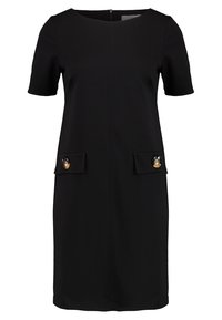 Černé šaty do kolen vyrobené z hladké látky, s krátkými rukávy, kulatým výstřihem a dvěma předními kapsami s akcenty zlatých knoflíků.
