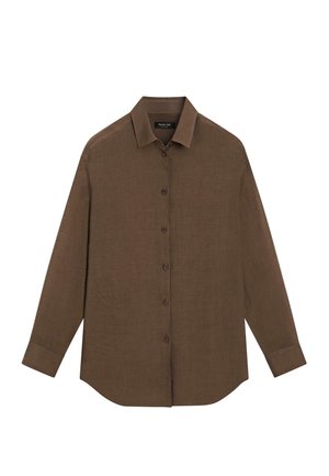Koszula na guziki z długim rękawem w ciemnym oliwkowo-brązowym kolorze, z ostro zakończonym kołnierzykiem i mankietami na rękawach, prezentowana na białym tle.