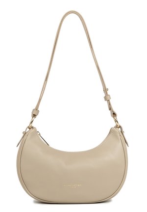 Sac à bandoulière en cuir beige en forme de croissant avec une sangle réglable et un logo doré « Lancaster Paris » sur le devant.