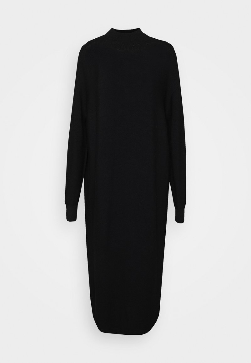 Longue robe noire en maille avec manches longues et col rond haut, présentée sur un fond clair uni.