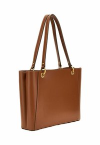 Bolso tote de cuero marrón con textura suave, dos asas largas y herrajes en tono dorado. Presenta una forma estructurada con costuras en contraste.