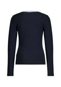 Maglietta a maniche lunghe di colore blu navy con scollatura rotonda, realizzata in tessuto morbido, caratterizzata da un design semplice e una forma aderente, senza motivi o accenti visibili.