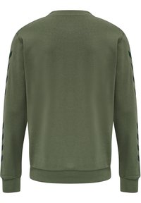 Olijfgroene sweatshirt met een ronde hals en lange mouwen. Heeft zwarte diagonale strepen langs de mouwen en een geribbelde zoom en manchetten.