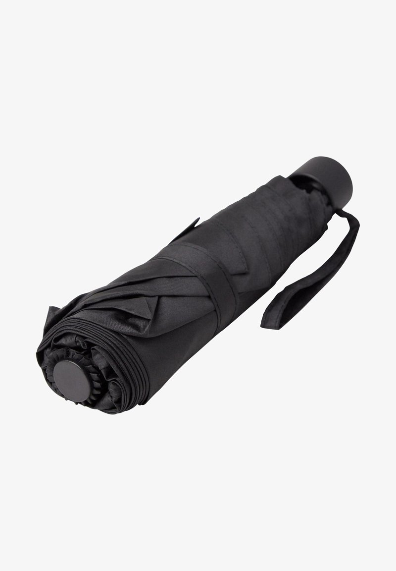 Czarna, kompaktowa parasolka, ściśle zwinięta z gładką satynową strukturą. Wyposażona w okrągły uchwyt i pasek do łatwego przenoszenia.