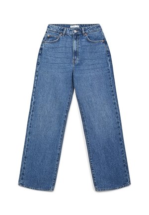 Jean en denim bleu, à taille haute, avec jambe droite, fermeture à bouton avant et design à cinq poches sur un fond blanc.