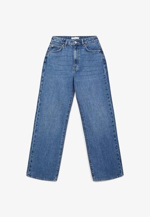 Jeans in denim blu a gamba dritta con vita alta, bottone frontale e design a cinque tasche su sfondo bianco.